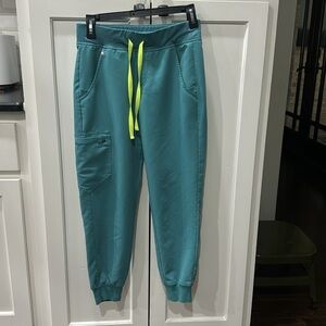 XSP figs Zamora joggers in cactus.
